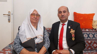 Kimlik alamayan şehit annesinin kimliği ayağına gitti