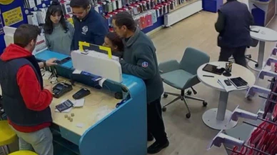 Bozuk paralardan oluşan 160 lira ile oyaladığı telefoncudan telefon çalıp kayıplara karıştı
