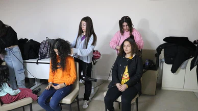 Depremzede Kadın ve Çocuklara Saç Kesimi ve Cilt Bakımı Yapıldı