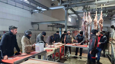 Kasaplar tarafından hazırlanan etler deprem bölgesine gönderiliyor