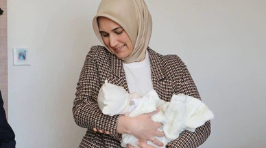 Vali Yiğitbaşı Doğum Yapan Depremzede Anneleri Tebrik Etti