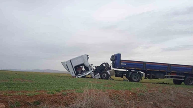 Buğday Tarlasına Giren Tır Kullanılamaz Hale Geldi