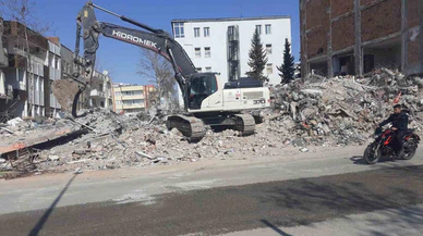 Afyonkarahisar Özel İdare Ekipleri Enkaz Kaldırma Çalışmalarını Sürdürüyor