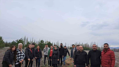 Depremde Hayatını Kaybedenler İçin Fidan Diktiler