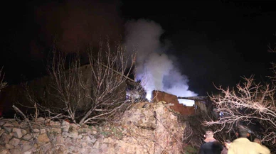 Gece Saatlerinde  Evde Çıkan Yangın Köylüleri Korkuttu