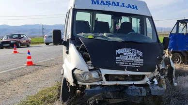 Minibüsün Patpatla Çarpıştığı Kazada 1 Kişi Yaralandı