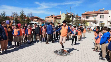 Öğrenci ve Öğretmenlerden Coşkulu Nevruz Kutlaması