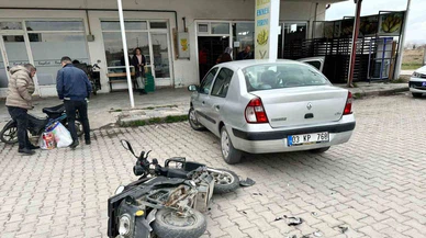 Otomobille Çarpışan Elektrikli Bisiklet Sürücüsü Yaralandı