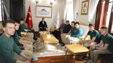 Vali Yiğitbaşı, Depremzedeler İçin Gönüllü Çalışan Öğrencileri Makamına Kabul Etti