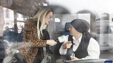 Yolcuların Gül Ablası, Severek Direksiyon Sallıyor
