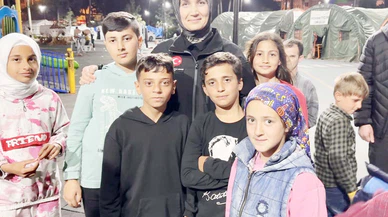 Vali Yiğitbaşı, Depremzede Çocukların Ablası Oldu