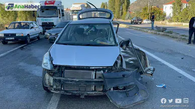 KAMYONET İLE OTOMOBİLİN ÇARPIŞTIĞI KAZADA 5 KİŞİ YARALANDI