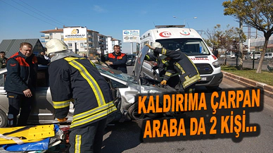 Lastiği Patlayan Otomobil Kaldırıma Çarptı, 2 Kişi Yaralandı