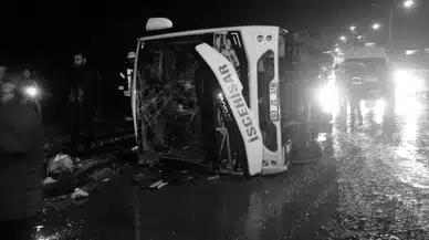 Afyonkarahisar’da aşırı yağmurda kontrolden çıkarak karşı şeride geçen midibüs devrildi. Kazada 24 kişi yaralandı.