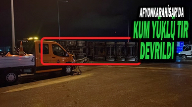 Kum Yüklü Tırın Devrildiği Kazada Faciadan Dönüldü