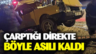 Çarptığı direkte böyle asılı kaldı