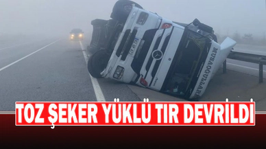 Toz Şeker Yüklü Tır Refüje Girerek Devrildi, 2 Kişi Yaralandı