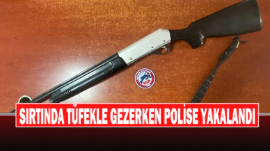 Sırtında Tüfekle Gezerken Polise Yakalandı