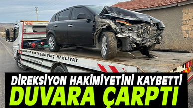 Duvara çarpan otomobilde 2 kişi yaralandı