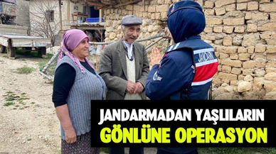Jandarma yaşlıların gönlünü aldı