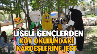 Liseliler küçük kardeşlerini hediyeleri ile sevindirdi