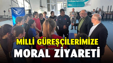 Milli güreşçilere antrenmanda moral verdiler