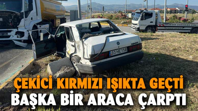 Kırmızı ışık ihlali yapan çekici başka bir araca çarptı