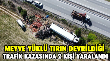 Meyve yüklü tırın devrildiği trafik kazasında 2 kişi yaralandı