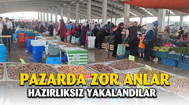 Yağışa hazırlıksız yakalanan pazarcı esnafı zor anlar yaşadı