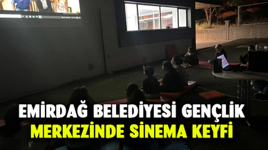 Emirdağ Belediyesi gençlik merkezinde sinema keyfi