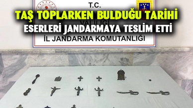 Taş toplarken bulduğu tarihi eserleri jandarmaya teslim etti