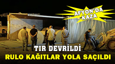 Rulo kağıt yüklü tır devrildi