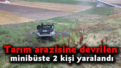 Tarım arazisine devrilen minibüste 2 kişi yaralandı
