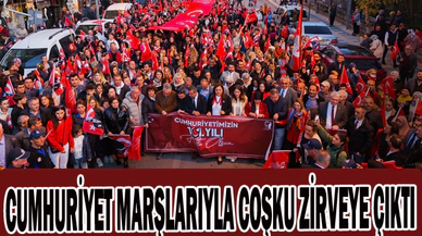 CUMHURİYET MARŞLARIYLA COŞKU ZİRVEYE ÇIKTI