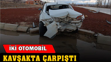 Kavşakta çarpışan otomobillerden birinin sürücüsü yaralandı