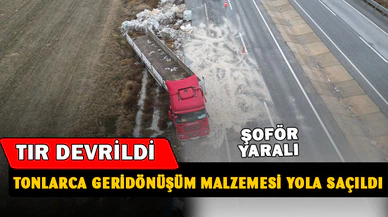 Geri dönüşüm malzemesi yüklü tır devrildi, sürücü yaralandı