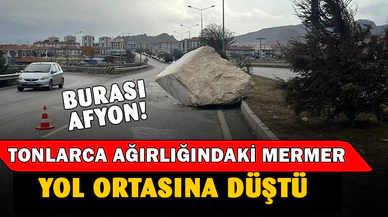 Yola düşen tonlarca ağırlığındaki mermer blok sürücülere zor anlar yaşattı