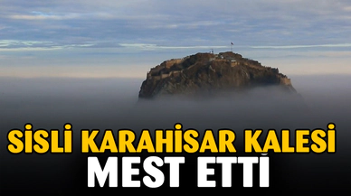 Sis bulutu altındaki tarihi Karahisar Kalesi mest etti