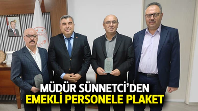 Müdür Sünnetci’den emekli olan personele plaket