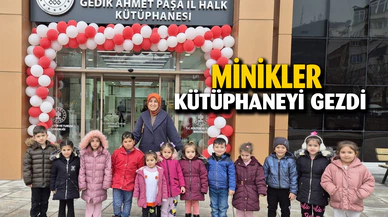 Minikler kütüphaneyi gezdi