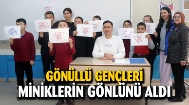 Gençler minikleri sevindirdi