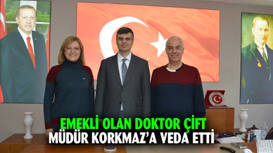 Müdür Korkmaz, emekli olan doktor çifte plaket takdim etti