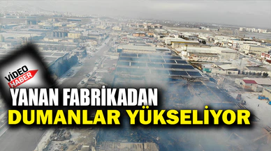 Yanan fabrikadan dumanlar yükselmeye devam diyor
