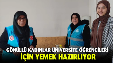 Gönüllü kadınlar öğrencilere yemek ikram ediyor
