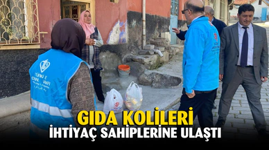 Kadınlar ihtiyaç sahiplerine gıda kolisi dağıttı