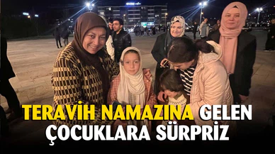Teravih namazına gelen çocuklara sürpriz