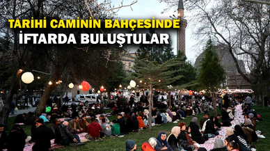 Afyon'da tarihi caminin bahçesinde iftarda buluştular