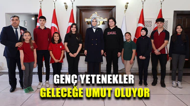 Afyonkarahisar Valisi Yiğitbaşı, dereceye giren öğrencileri makamında ağırladı