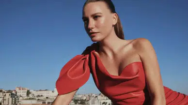 Serenay Sarıkaya podyumda şov yaptı! Püsküllü elbisesiyle göz kamaştırdı