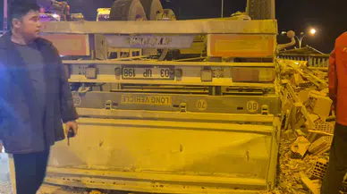 Afyon'da korkutan kaza! TIR devrildi, yol trafiğe kapandı